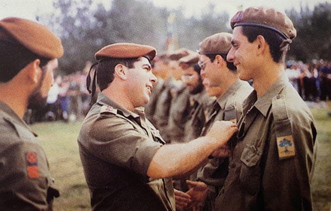מח"ט גולני, גבי אשכנזי, בטקס של החטיבה, סוף שנות ה-80'. מתוך הספר "גולני שלי", ע"מ 194