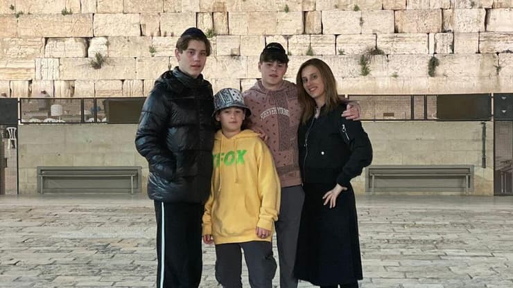 לוי עם בני משפחתו