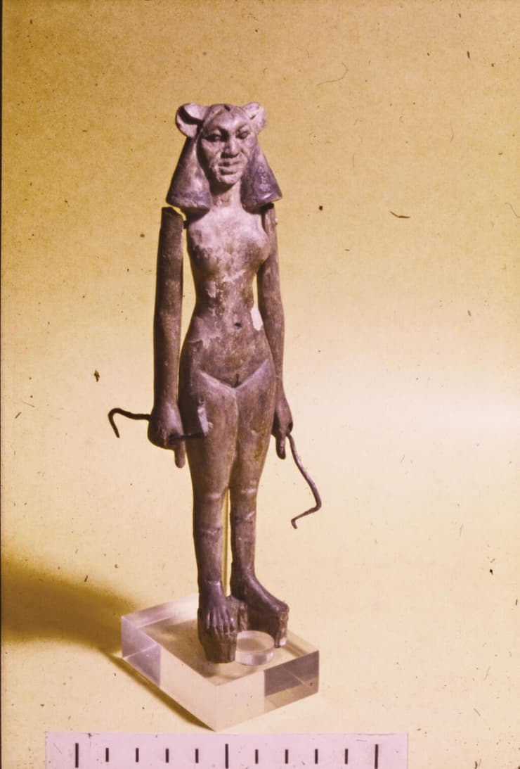 פסל מרפא מצרי בו הדמות מחזיקה נחשים