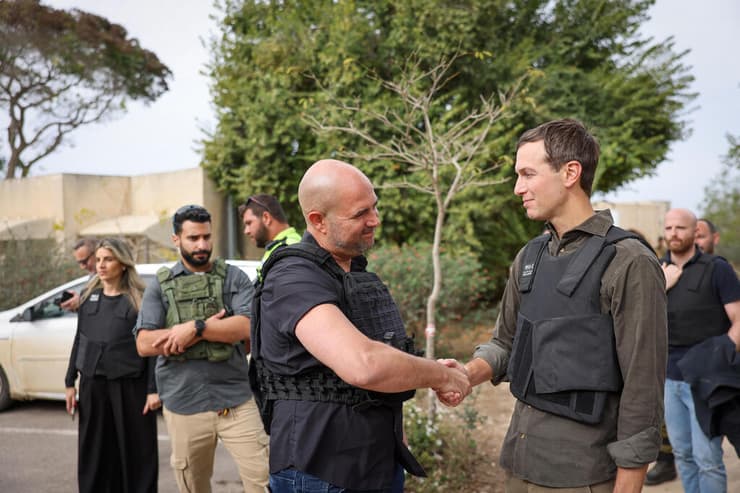קושנר בסיור בכפר עזה, לצד יו"ר הכנסת אמיר אוחנה. הציע ליישב את תושבי עזה בנגב עד "סיום ניקיון" הרצועה (צילום: נועם מושקוביץ, דוברות הכנסת) אמיר אוחנה בסיור בכפר עזה עם איוונקה טראמפ וג׳ראד קושנר