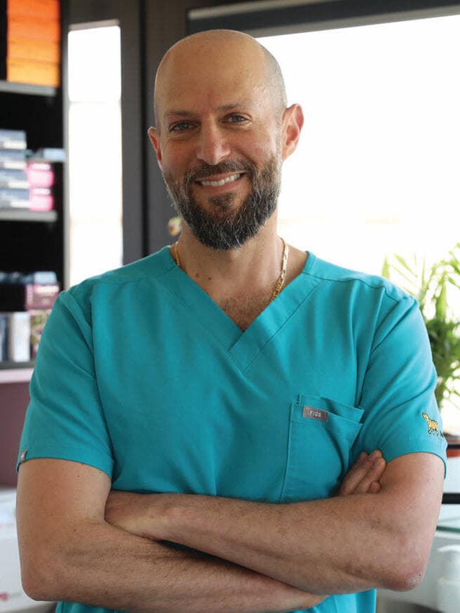 ד"ר אברי רווה, מומחה בכירורגיה פלסטית 