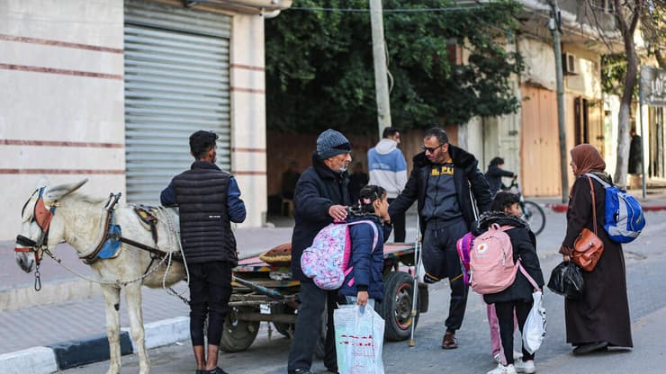 תושביי מחנה פליטים אל בורייג' מגיעים לדיר אל-בלח במרכז רצועת עזה בעקבות צו פינוי 