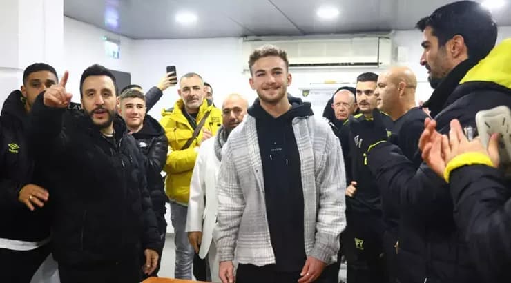 איתי רגב עם שחקני בית"ר ירושלים