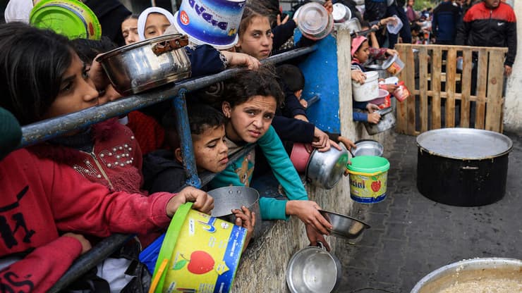 פליטים פלסטינים בתור למזון ב רפיח בצל עדויות על רעב ב רצועת עזה