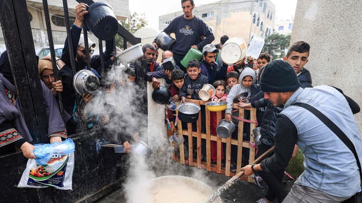 פליטים פלסטינים בתור למזון ב רפיח בצל עדויות על רעב ב רצועת עזה