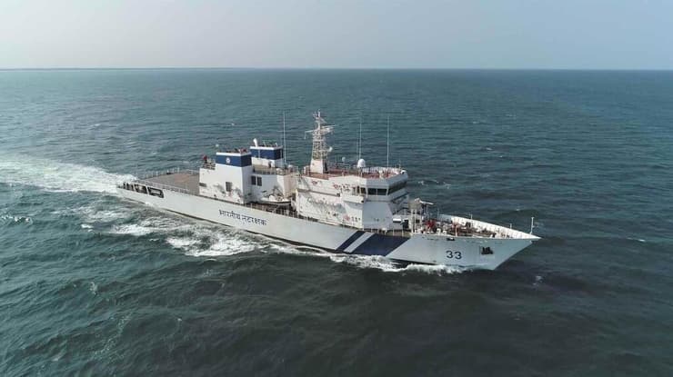 ספינה של משמר החופים של הודו ICGS Vikram שנשלחה לסייע לספינת סוחר שהותקפה ליד חופי הודו