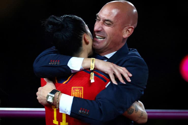 תמונות השנה בספורט 2023 שערוריית השנה: נשיא ההתאחדות הספרדית לואיס רוביאלס מנשק את שחקנית הנבחרת ג'ני הרמוסו אחרי זכיית הנבחרת במונדיאל הנשים