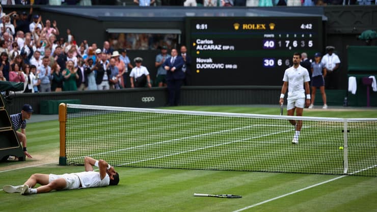 תמונות השנה בספורט 2023 הטניסאי קרלוס אלקראס חוגג את הניצחון על נובאק ג'וקוביץ' בגמר ווימבלדון