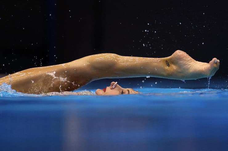 תמונות השנה בספורט 2023 התרגיל של אוונגליה פלטאניוטי מיוון בגמר הסולו בשחייה אמנותית באליפות העולם ביפן