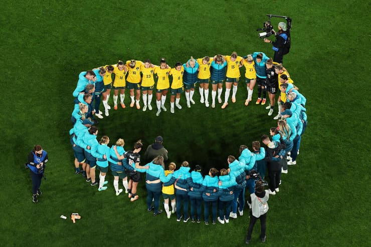 תמונות השנה בספורט 2023 שחקניות נבחרת אוסטרליה מתאספות לשיחת עידוד אחרי ההפסד לאנגליה בחצי גמר מונדיאל הנשים