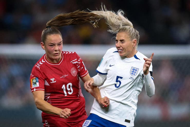 תמונות השנה בספורט 2023 אלכס גרינווד מאנגליה ויאני תומסן מדנמרק במשחק בשלב הבתים במונדיאל הנשים