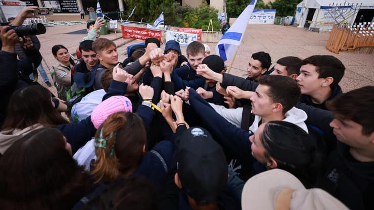 צעדה של בני נוער מעוטף עזה מכיכר החטופים בתל אביב לכנסת בירושלים