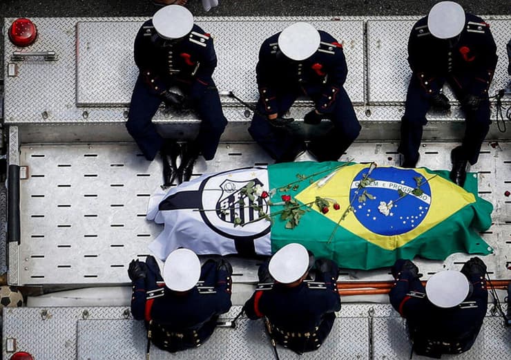 תמונות השנה בספורט 2023 אנשי המשמר הלאומי בברזיל מלווים את ארונו של פלה