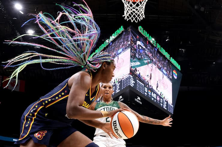 תמונות השנה בספורט 2023 השיער של אליה בוסטון מאינדיאינה מככב במשחק ה-WNBA
