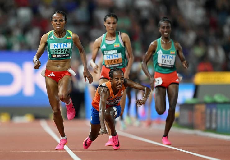 תמונות השנה בספורט 2023 סיפאן חסן ההולנדית מתרסקת בריצת 10,000 מטר באליפות העולם באתלטיקה בבודפשט