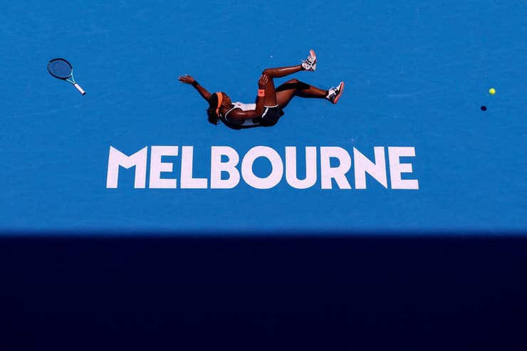 תמונות השנה בספורט 2023 קוקו גוף מאבדת את המחבט ואת הכדור בשמינית גמר אליפות אוסטרליה במלבורן