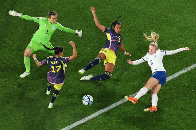 תמונות השנה בספורט 2023 לורן המפ האנגלית בועטת מול קולומביה ברבע גמר מונדיאל הנשים