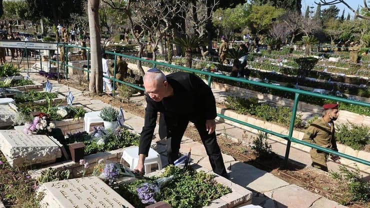 יואב גלנט עולה לקבר המפקד שלו סרן עודד אליאס ז״ל שנפל באימון בסיני