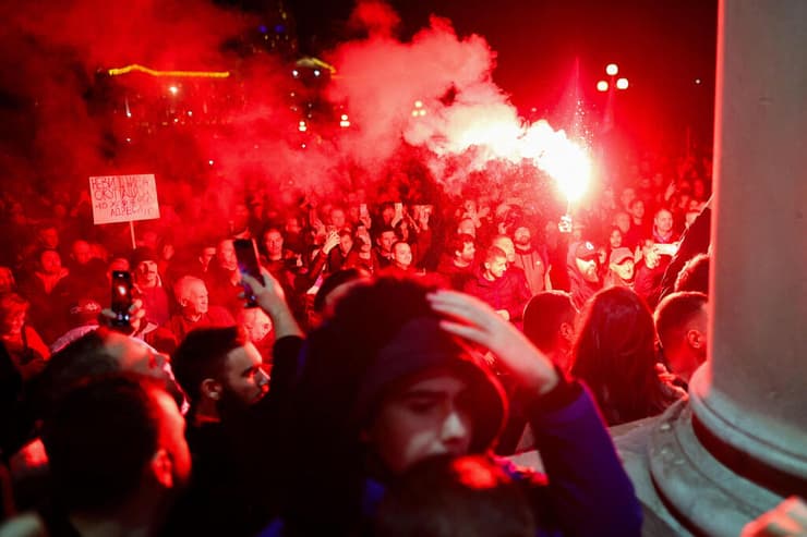 סרביה מפגינים מהאופוזיציה בית העירייה ב בלגרד אחרי תוצאות ה בחירות