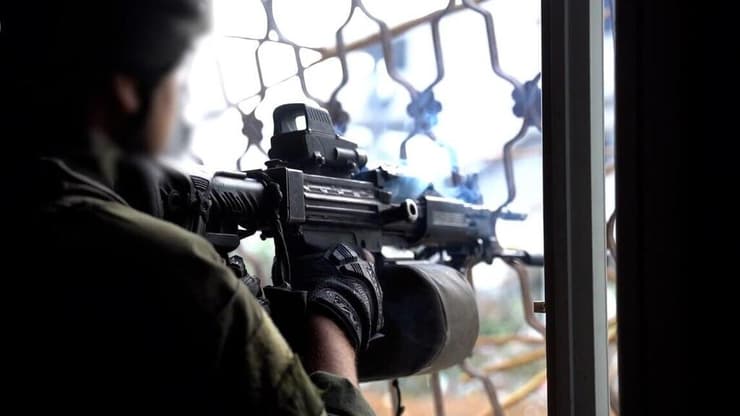 תיעוד: מחבל יורה לעבר לוחמי צה"ל מתוך בית ספר בצפון רצועת עזה 