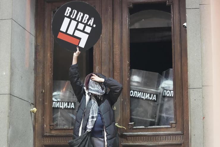 סרביה מפגינים מהאופוזיציה בית העירייה ב בלגרד אחרי תוצאות ה בחירות