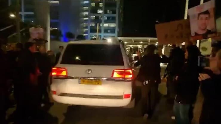 משפחות החטופים משוחחות עם השרים בכניסה לקריה, תל אביב