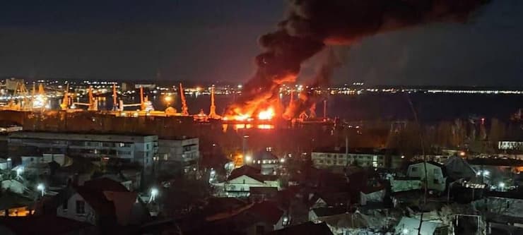 אוקראינה הפציצה הפצצה ב נמל בחצי האי קרים ספינה ספינת מלחמה של רוסיה הושמדה