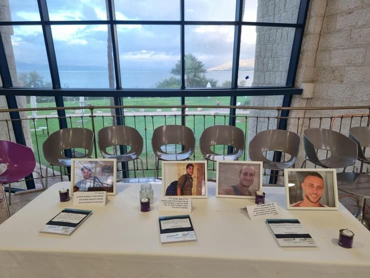 שולחן ועליו תמונות של נבו ארד, סטודנט שנרצח ולמד במכללה האקדמית כנרת, ועוד שני נרצחים - בני משפחה של סטודנטים במכללה