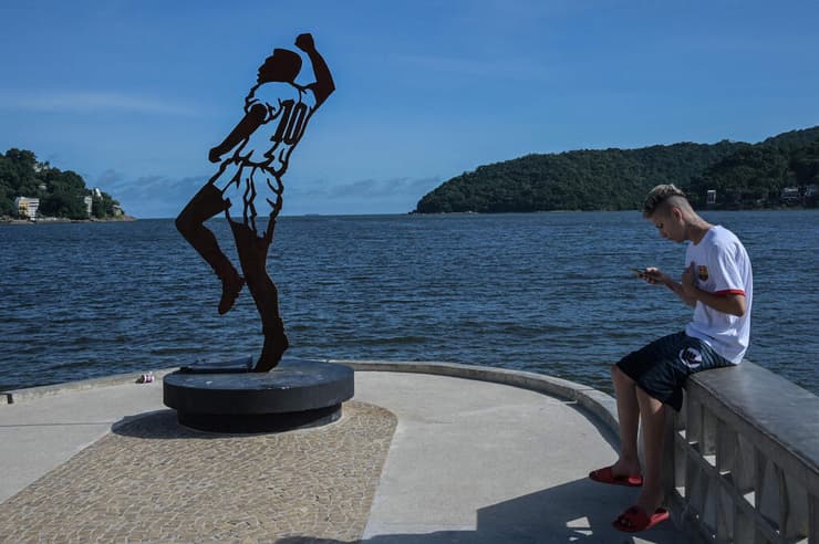 פסל של פלה בברזיל