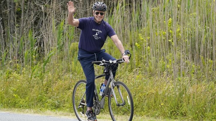 ג'ו ביידן רוכב על אופניים