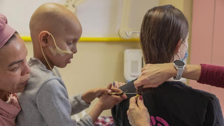 מוריה פינקל והילדה מורל טל אור בכר ז"ל שנפטרה מסרטן 
