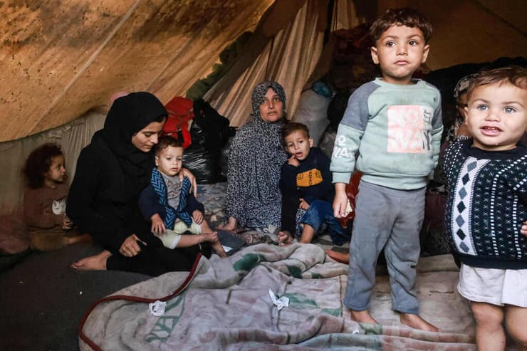 פלסטינים עקורים באוהל במתחם בית ספר ברפיח ברצועת עזה