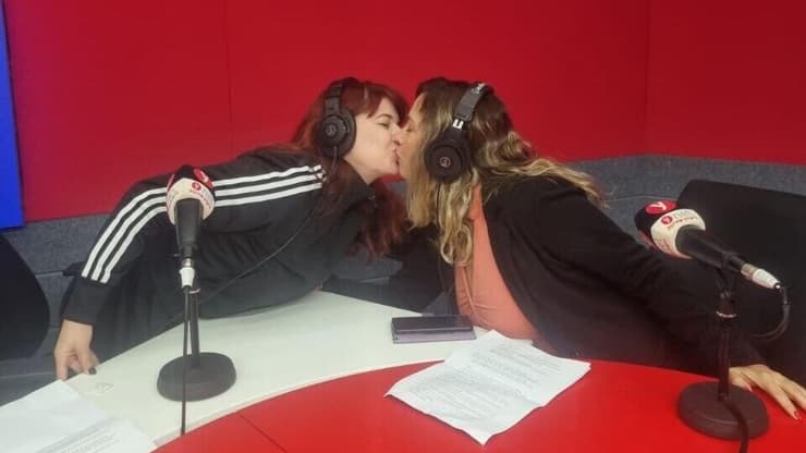 לורי ודנה מדגימות נשיקה