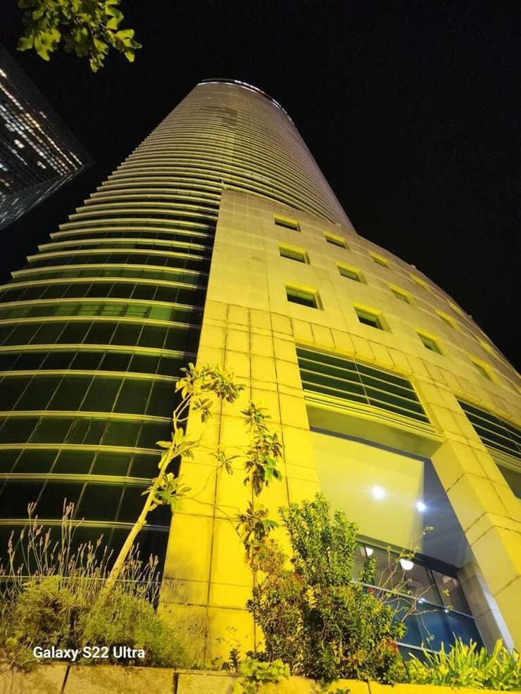 בניין קרית הממשלה מואר בצהוב למען החטופים 