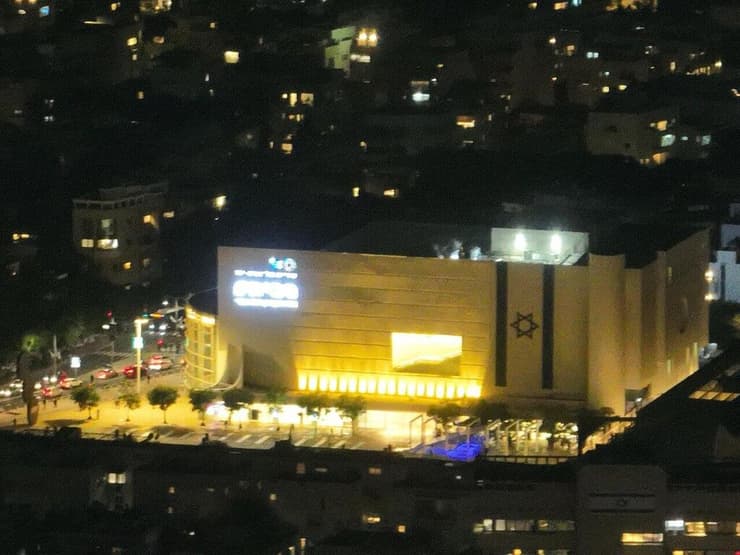 בניינים מוארים צהוב תל אביב עבור החזרת חטופים החטופים מגדלי עזריאלי הבימה