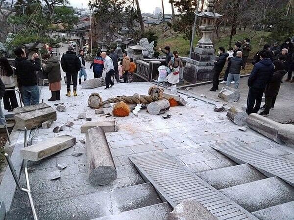 יפן רעידת אדמה רעש נזק ב מקדש במחוז אישיקאווה
