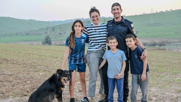 "אתה כל הזמן חושב על זה שאתה עלול להשאיר אלמנה ושלושה יתומים לבד". עמיחי עם משפחתו (צילום: נחום סגל) עמיחי קצין משטרה שהיה 85 יום בעזה והתגייס לצבא בהתנדבות כלוחם