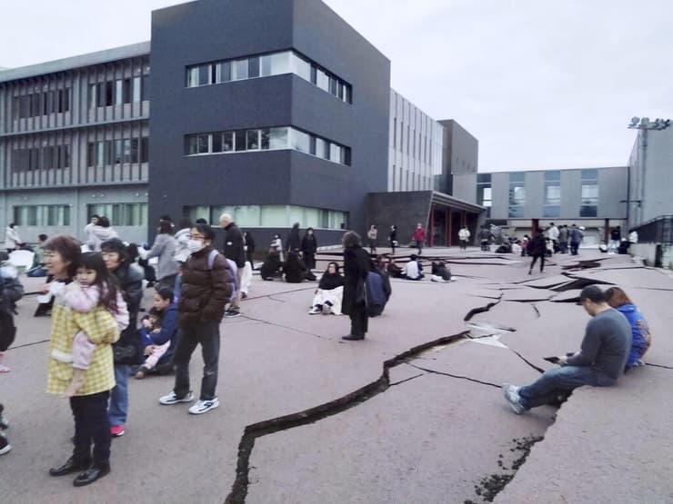 יפן נזקי רעידת אדמה רעש ב עיר ווג'ימה שבמחוז אישיקאווה