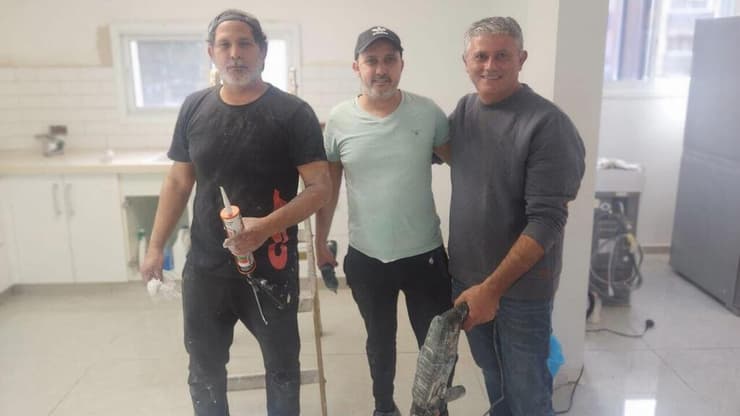 איציק, שי וראובן מטפלים בבית של אמא חנה  