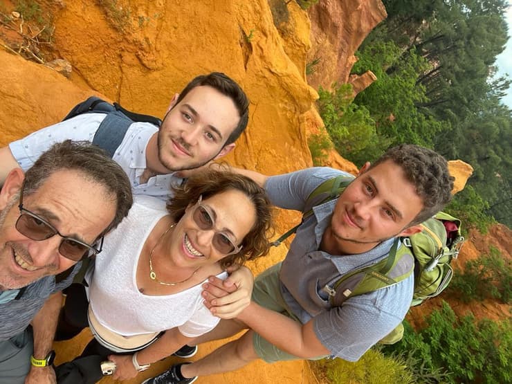 עומר נאוטרה ומשפחתו