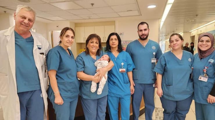 התינוקת של מרים אסתר ומאיר כהן עם צוות האגף לאם ולילוד מרכז רפואי צפון (פוריה)