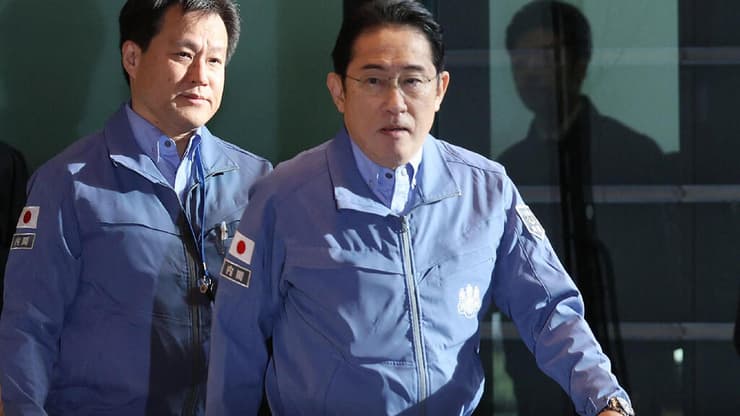 ראש ממשלת יפן פומיו קישידה לבוש כחול אחרי רעידת אדמה רעש במחוז אישיקאווה