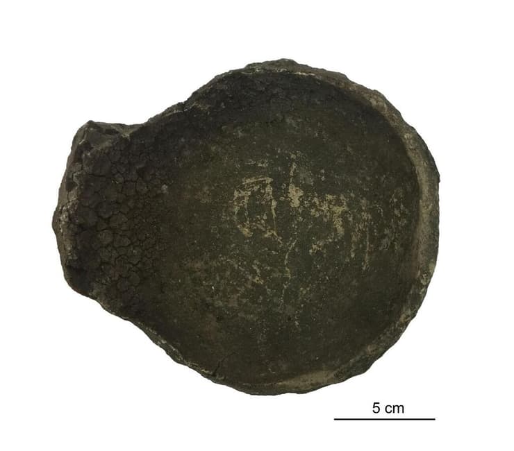 אחד מכלי החרס העתיקים מתקופת תרבות סונגזה בסין הנאוליתית, בו נמצא קרום מזון שצמוד לדפנותיו