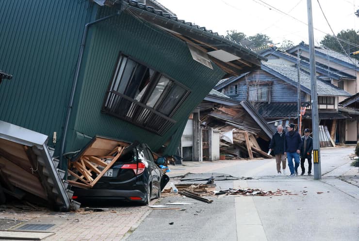 בתים קרסו בעקבות רעידת אדמה חזקה בננאו יפן