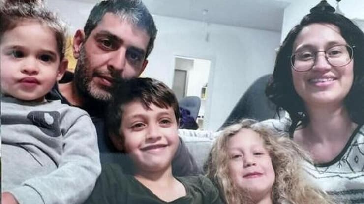 סמדר ורועי עידן ז"ל עם הילדים מיכאל, עמליה ואביגיל