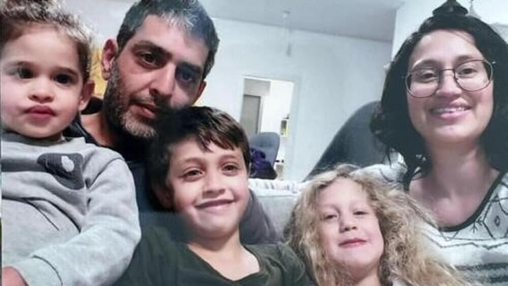 סמדר ורועי עידן ז"ל עם הילדים מיכאל, עמליה ואביגיל