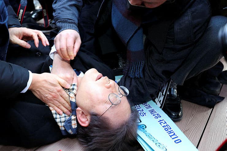 תיעוד: ראש האופוזיציה לי ג'יאה-מיונג לאחר שנדקר בצווארו