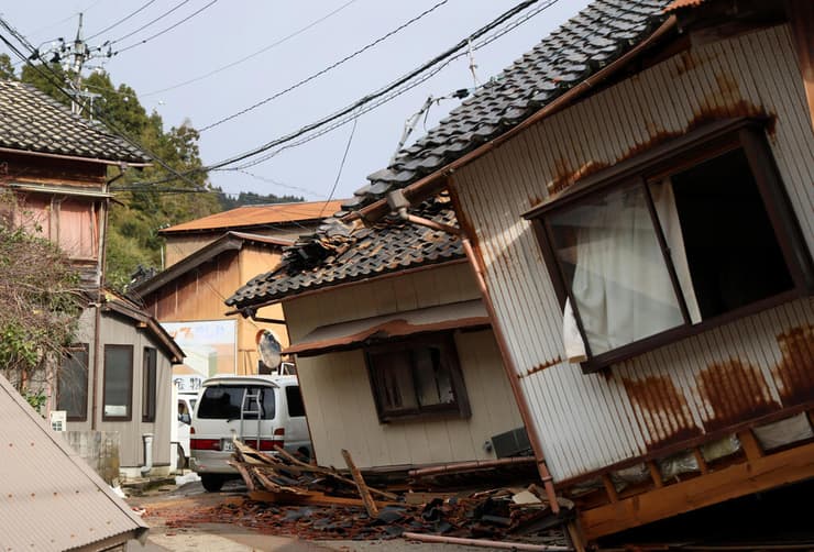 בתים קרסו בעקבות רעידת אדמה חזקה בוואג'ימה  מרכז יפן