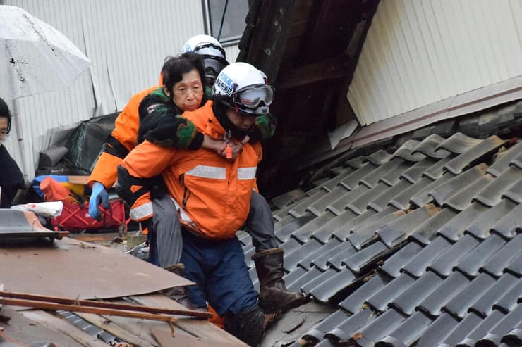 יפן הרס מ רעידת אדמה רעש בעיר אנמיזו מחוז אישיקאווה