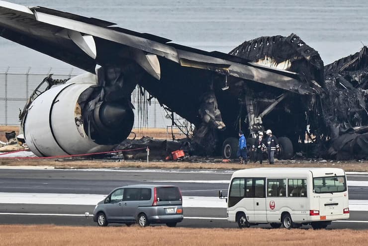 מטוס של ג'פאן איירליינס עלה באש על מסלול הנחיתה בטוקיו 